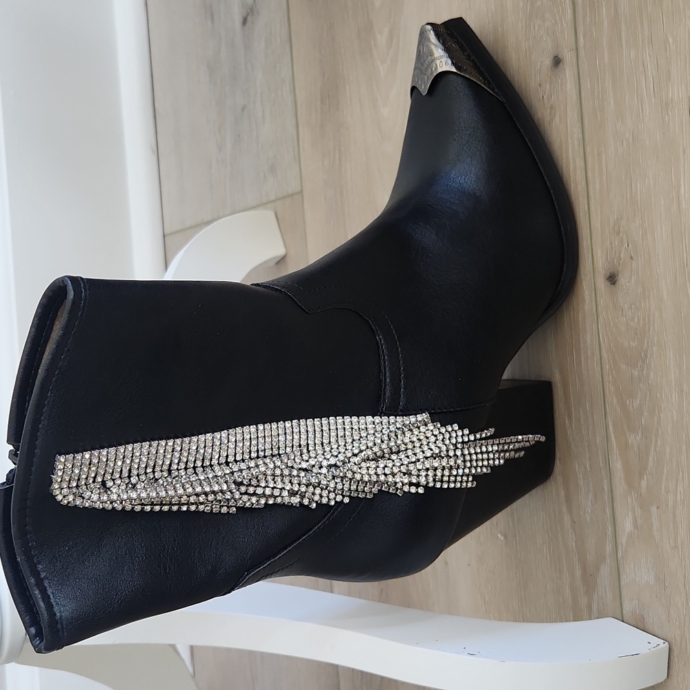 Elegant Black Heeled Boots with Silver Toe Tips